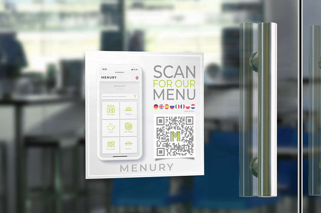 Aufkleber an der Tür eines Restaurants mit QR Code zu digitalen Speisekarte