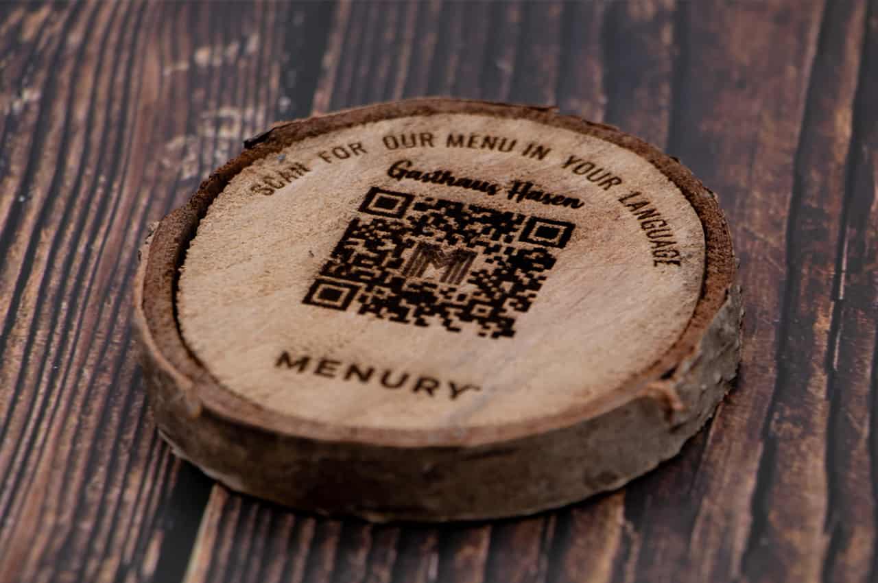 Gravierte Holzscheibe mit QR Code zu digitalen Speisekarte 