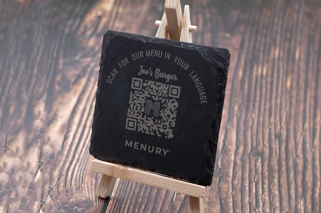 Gravierte Schiefertafel mit QR Code zu einer digitalen Speisekarte